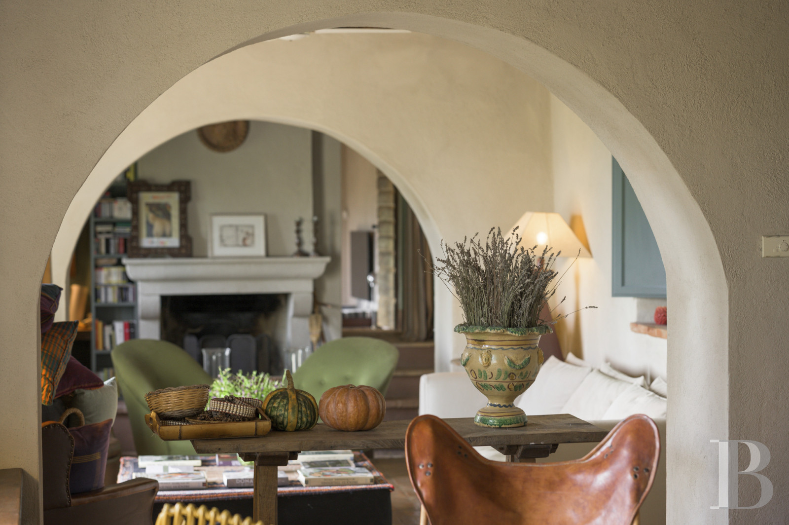 An old olive grove farmhouse restored to its former glory, overlooking the countryside in the Val d'Orcia in Tuscany - photo  n°15